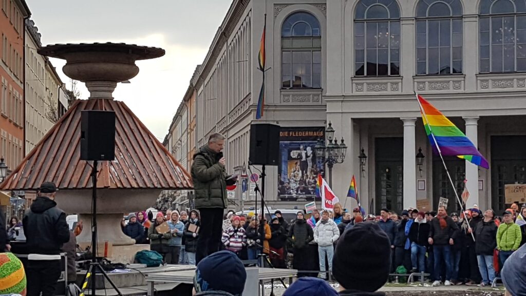 Albert Knoll hält eine Rede am Aktionstag "Wähl Liebe" der CSD-Bewgung