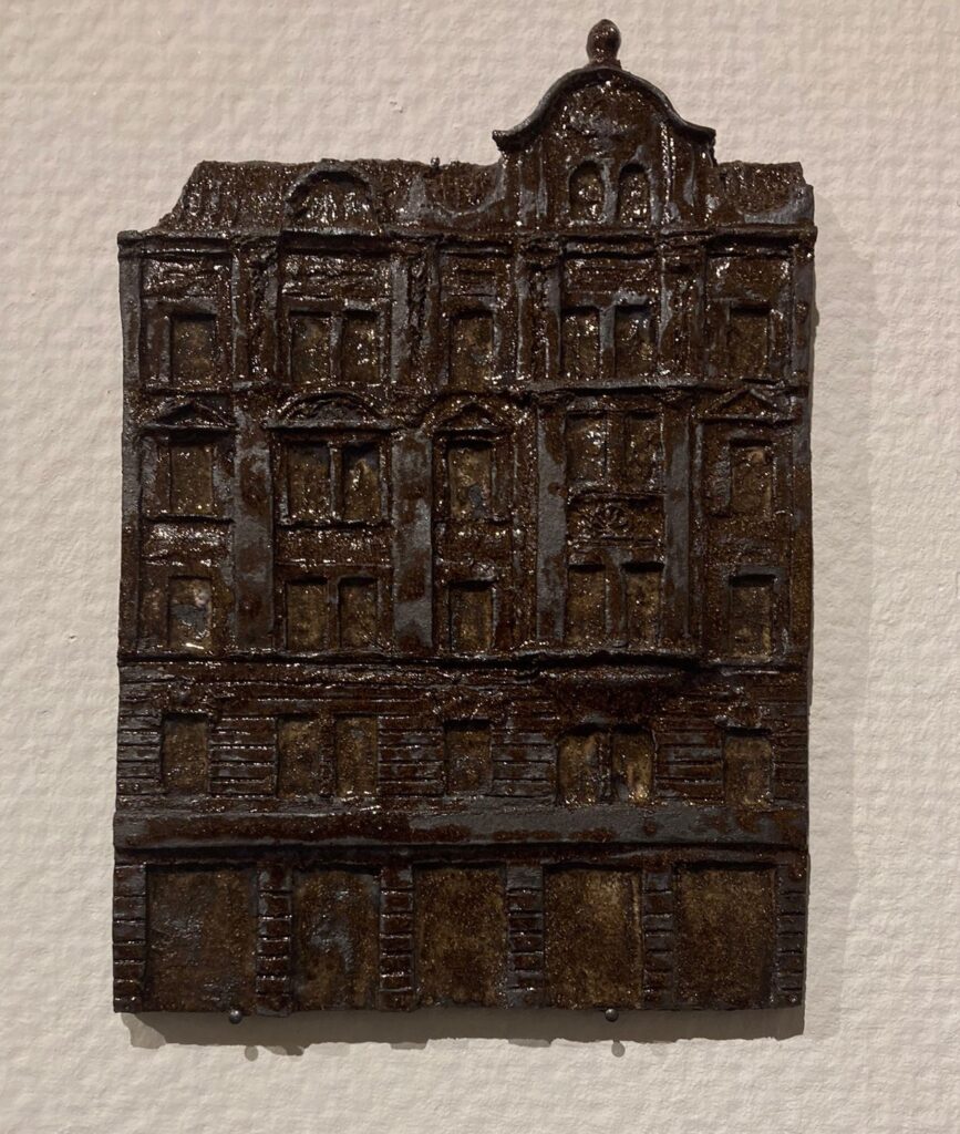 Keramisches Fassadenrelief von Franka Vogel und Uli Ball
